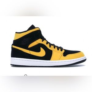 Jordan 1 Mid
Reverse New Love Size 10, good condition!